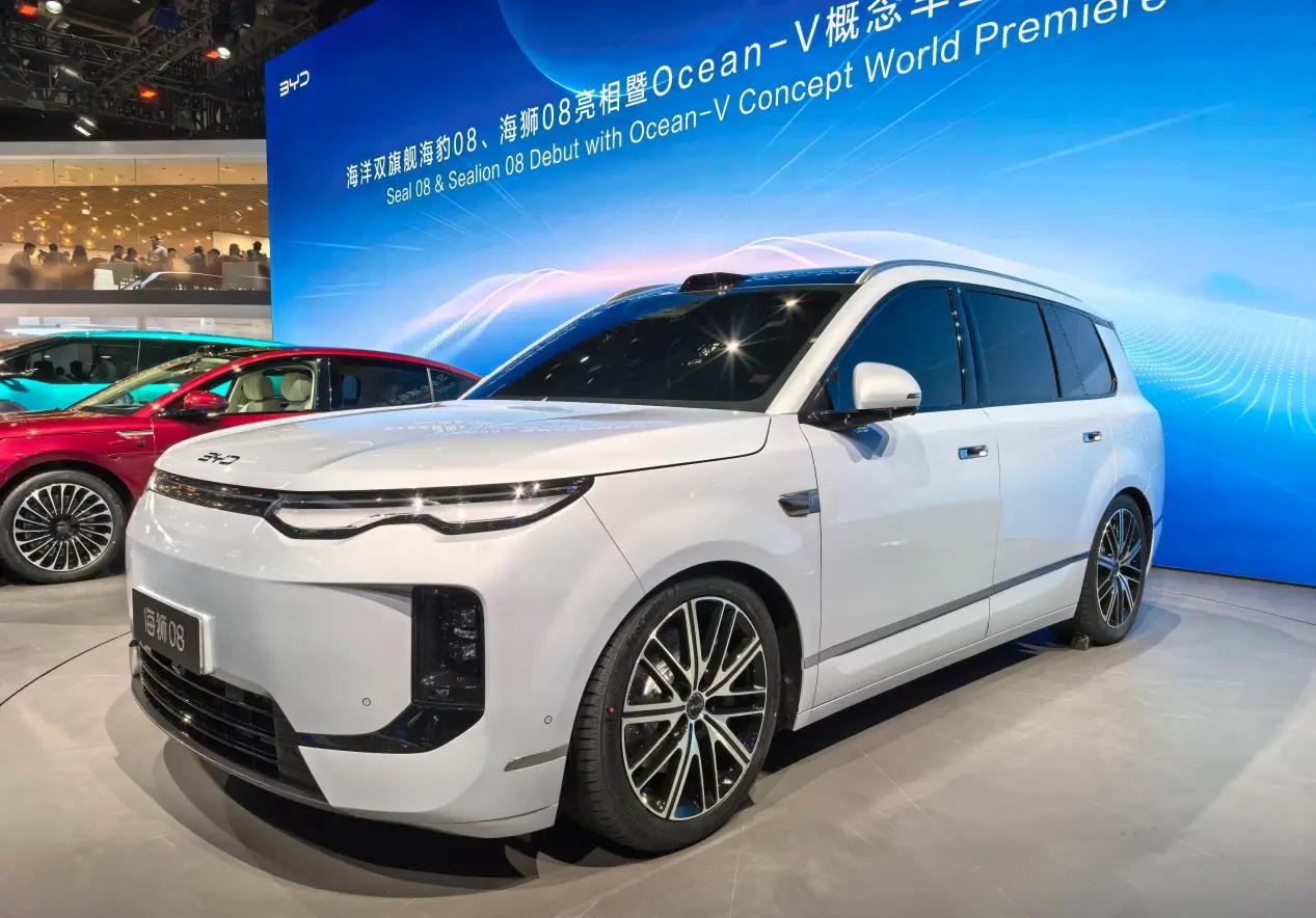 比亚迪海狮08是海洋网的旗舰 SUV，定位比唐更年轻、更科技，外观设计跟大唐完全