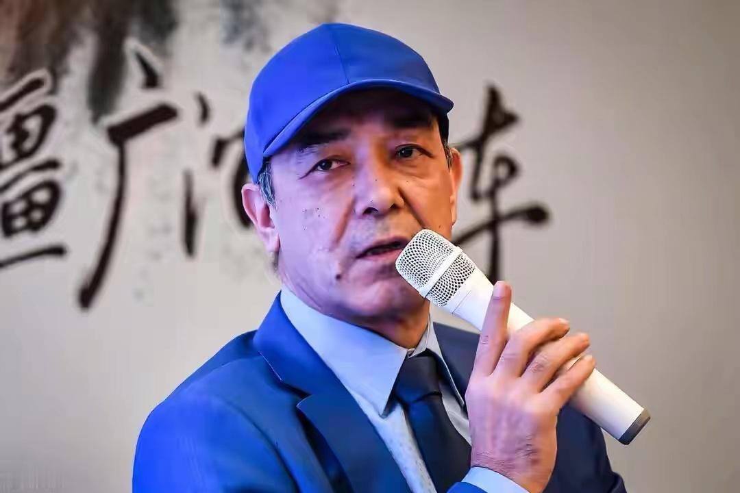 是“总教练”不是主教练。
就好比李秋平指导之于上海男篮。
           