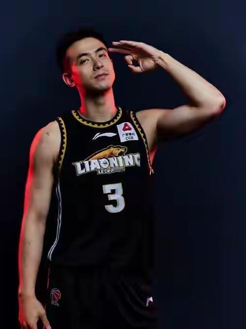 赵继伟icon落选，一点不冤。赵继伟在国际赛场，被严密针对，现在他有伤，仍然非常