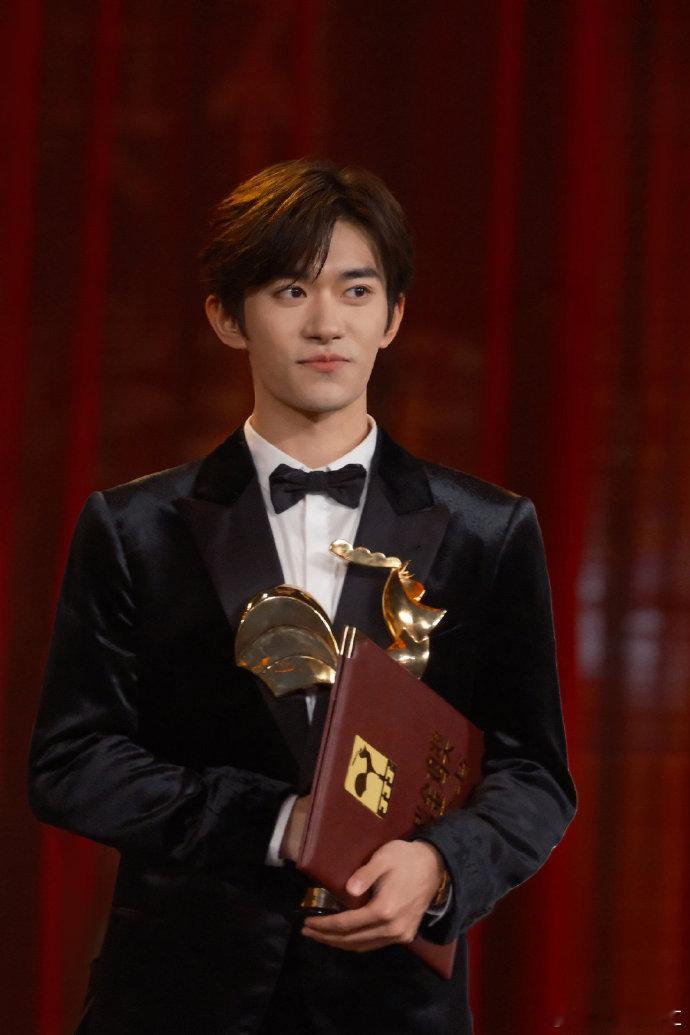 金手印一留，荣誉在手！易烊千玺用实力证明，金鸡影帝非他莫属～