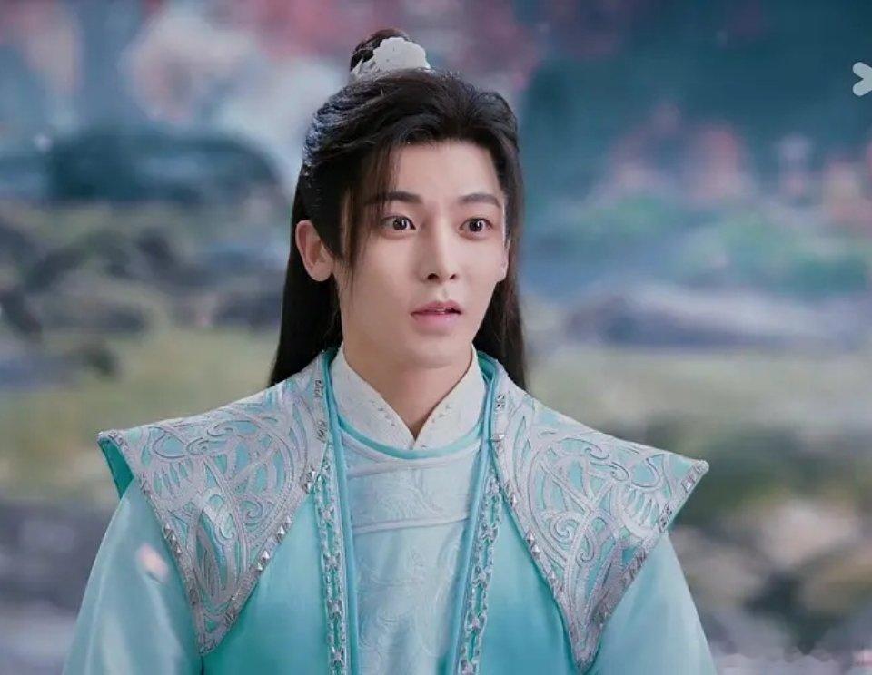 是侯明昊就长这样还是导演拍的原因，这也太肿了。。 ​​​