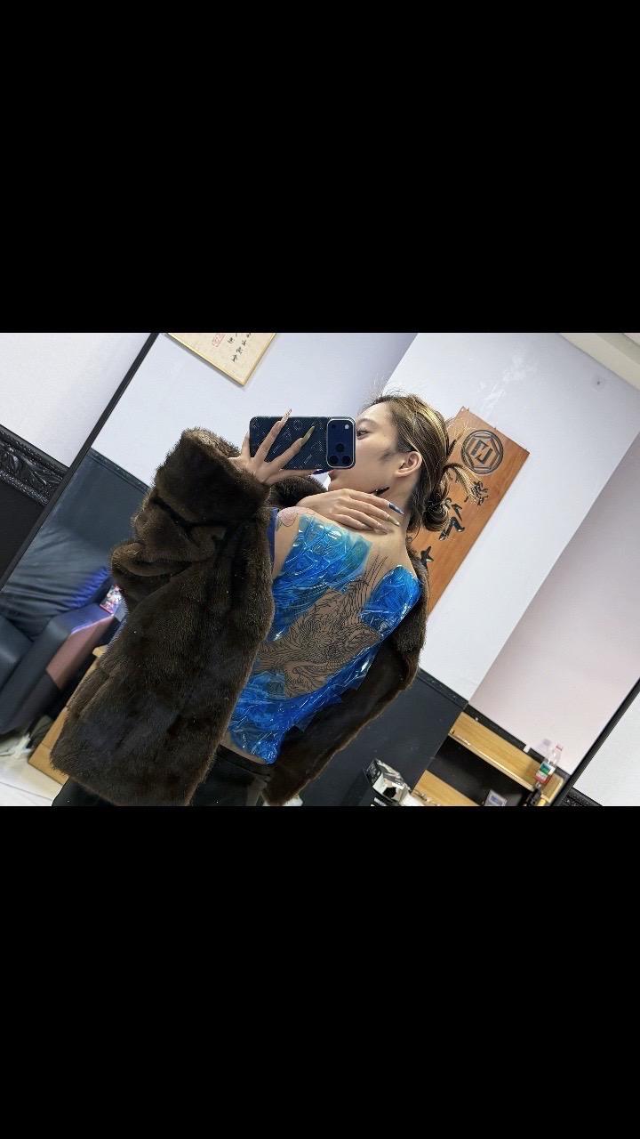 你看她温柔大方 可她心里只有满背凤凰