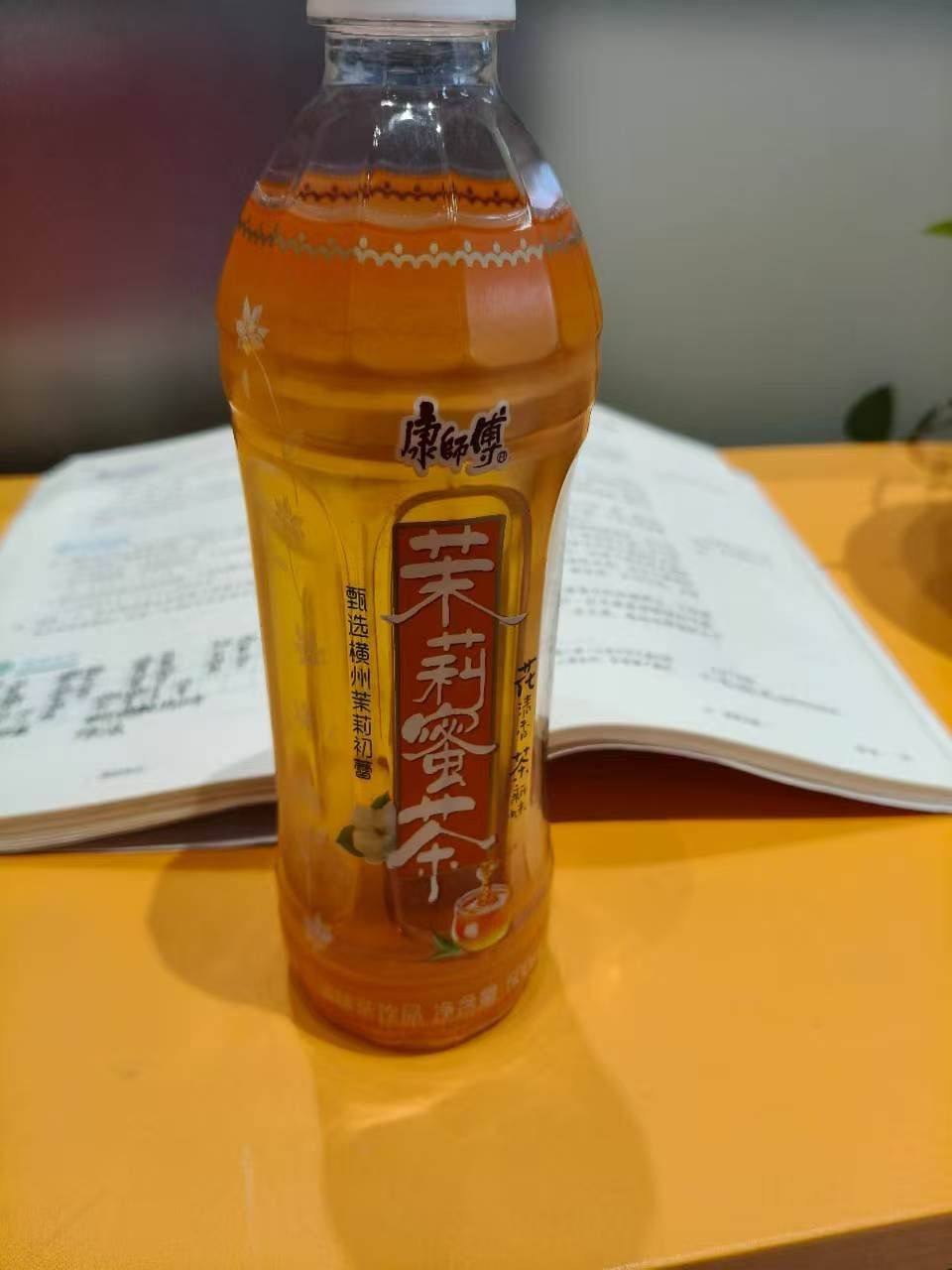 茉莉开清香来 久坐工作学习容易犯困，喝上茉莉蜜茶清香的味道与放松感觉也可以体会得