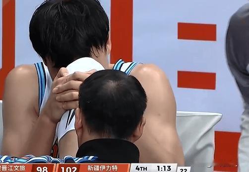 齐麟崴脚下场，新疆领先四分不安全




新疆客场对阵福建比赛中，新疆主力得分手