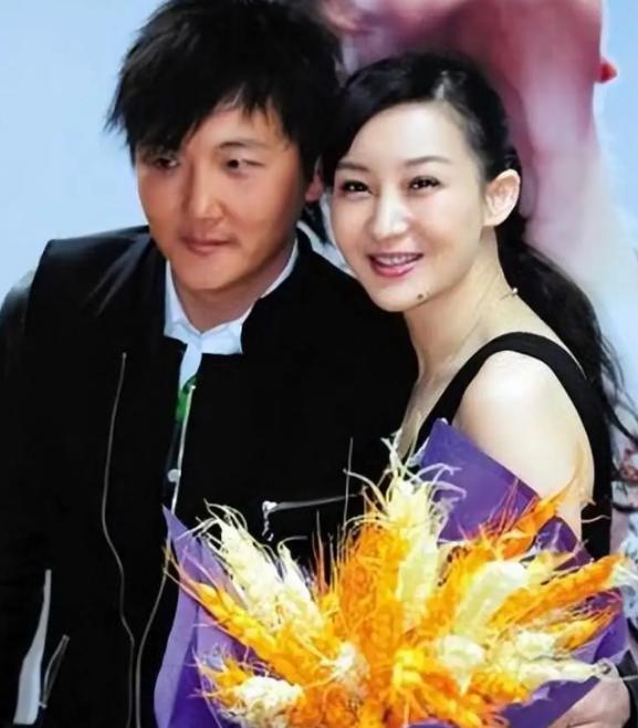 1999年，成名后的孙楠抛弃了同居10年的女友辛欣，转身娶了神交已久的买红妹。1
