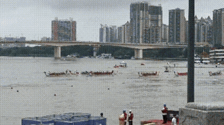 这是哪里的龙舟赛？悬念真大，友谊的小船说翻就翻，猜到片头猜不到结局[捂脸]

 