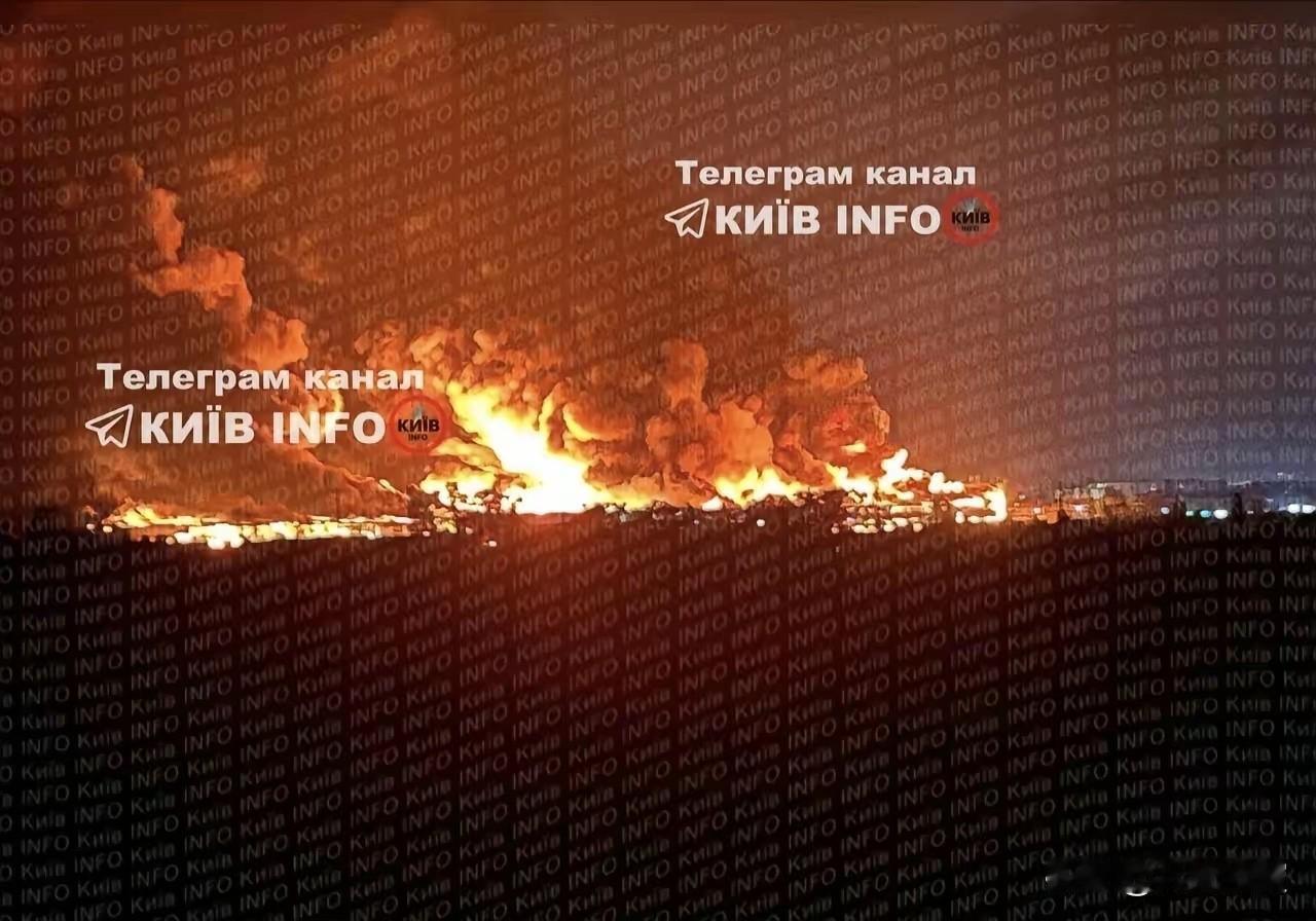 当地时间今天凌晨的基辅又被打得烈火翻腾、黑烟直冒。

这次俄军下手是真有准头，专