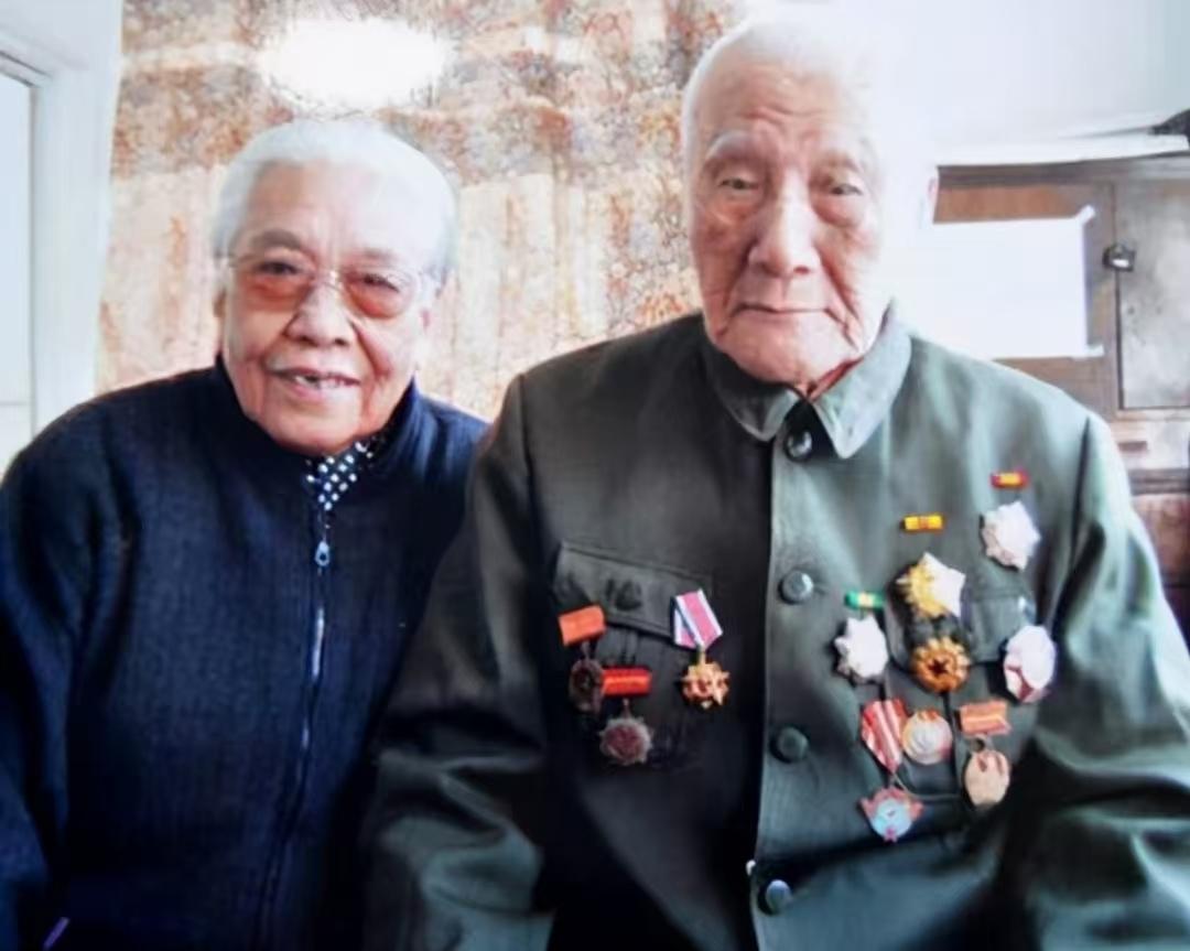 深藏功名百年！101岁老英雄，揭秘重庆谈判不为人知的安保秘史。
 
1945年抗