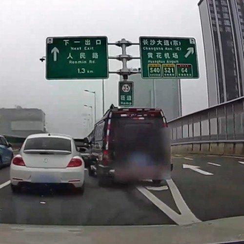 交警硬核回应！运钞车恶意别私家车，法律面前无特权车
 
　　长沙高架运钞车恶意别