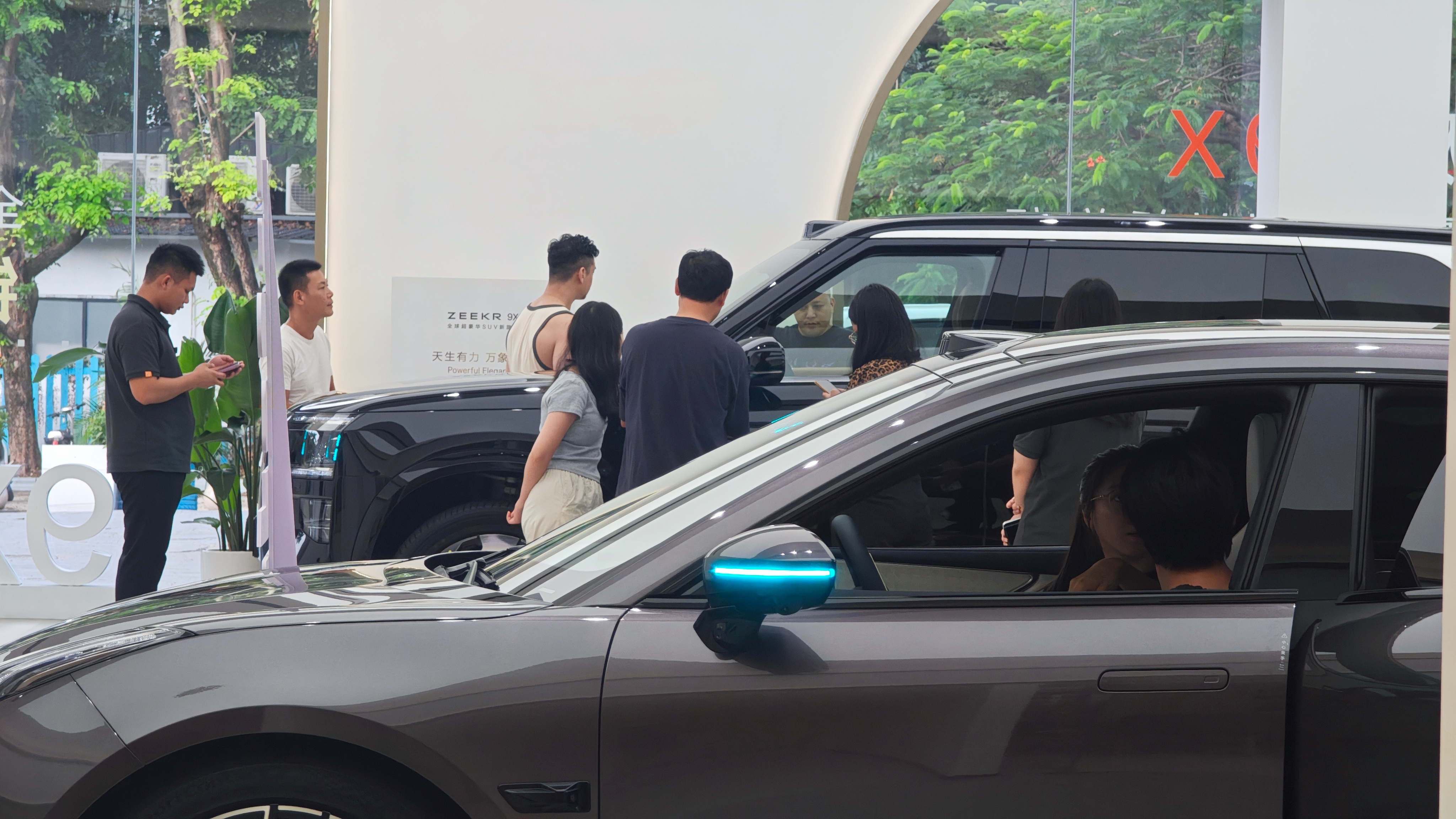 极氪家门店的日均客流确实涨起来了！随这9X和焕新001展车、试驾车到店，门店的销