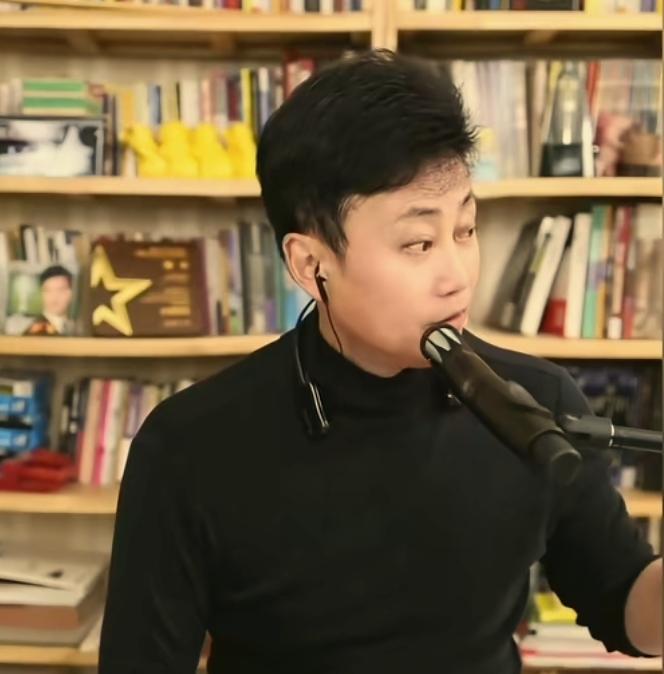 耿老师回应粉丝小宝和大宝近况。
耿老师说小宝四个多月大了，体重和身高都超出同龄人