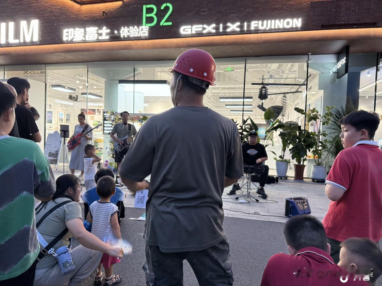 【织音1953工人大叔跳舞事件】 今天打开某音看到一段某乐队的“致歉声明”，随后