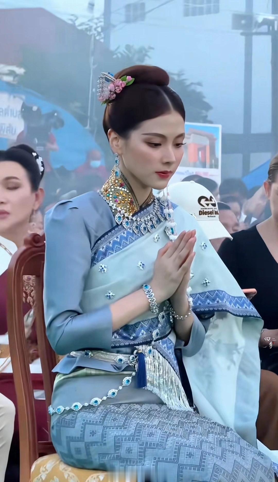 小水 淡妆浓抹总相宜小水—初恋那件小事女主，永远的白月光，脸特别紧   向上提拉