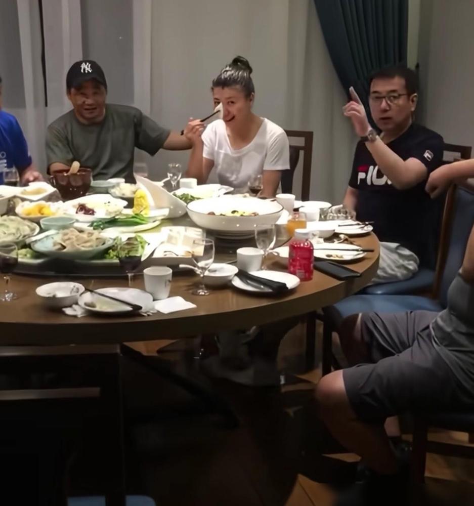 闫学晶这顿饭吃得真值，比那桌菜更下饭的是旁边朋友的本能反应。

那哥们儿简直是防