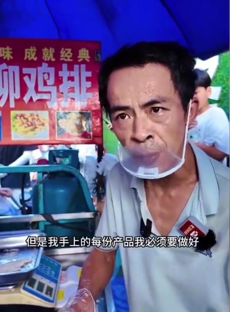 6元的鸡排凭什么卖爆？
有人说他靠情绪价值，有人说他靠的运气，有人说他靠人脉，其