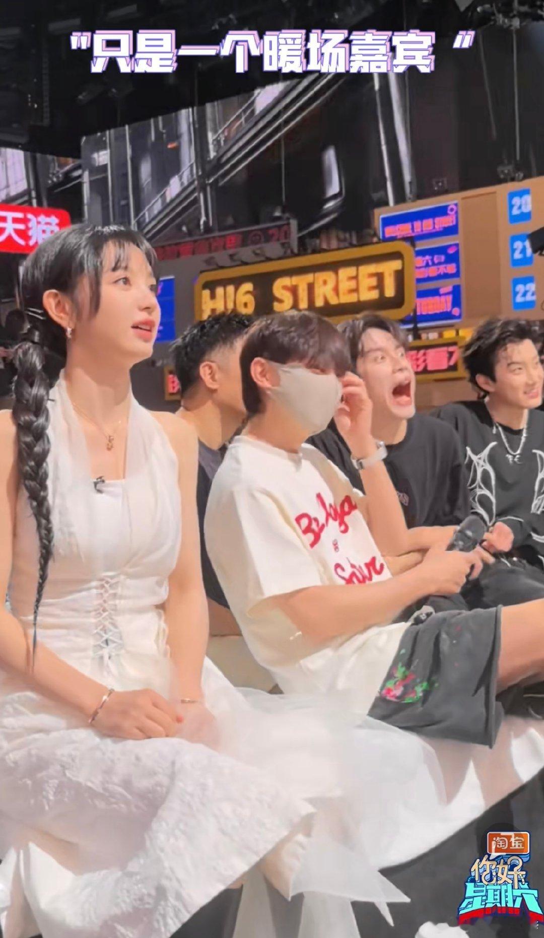 田曦薇[超话]  田曦薇被王鹤棣的手吓到  王鹤棣这手一冒出来，田曦薇直接被惊到