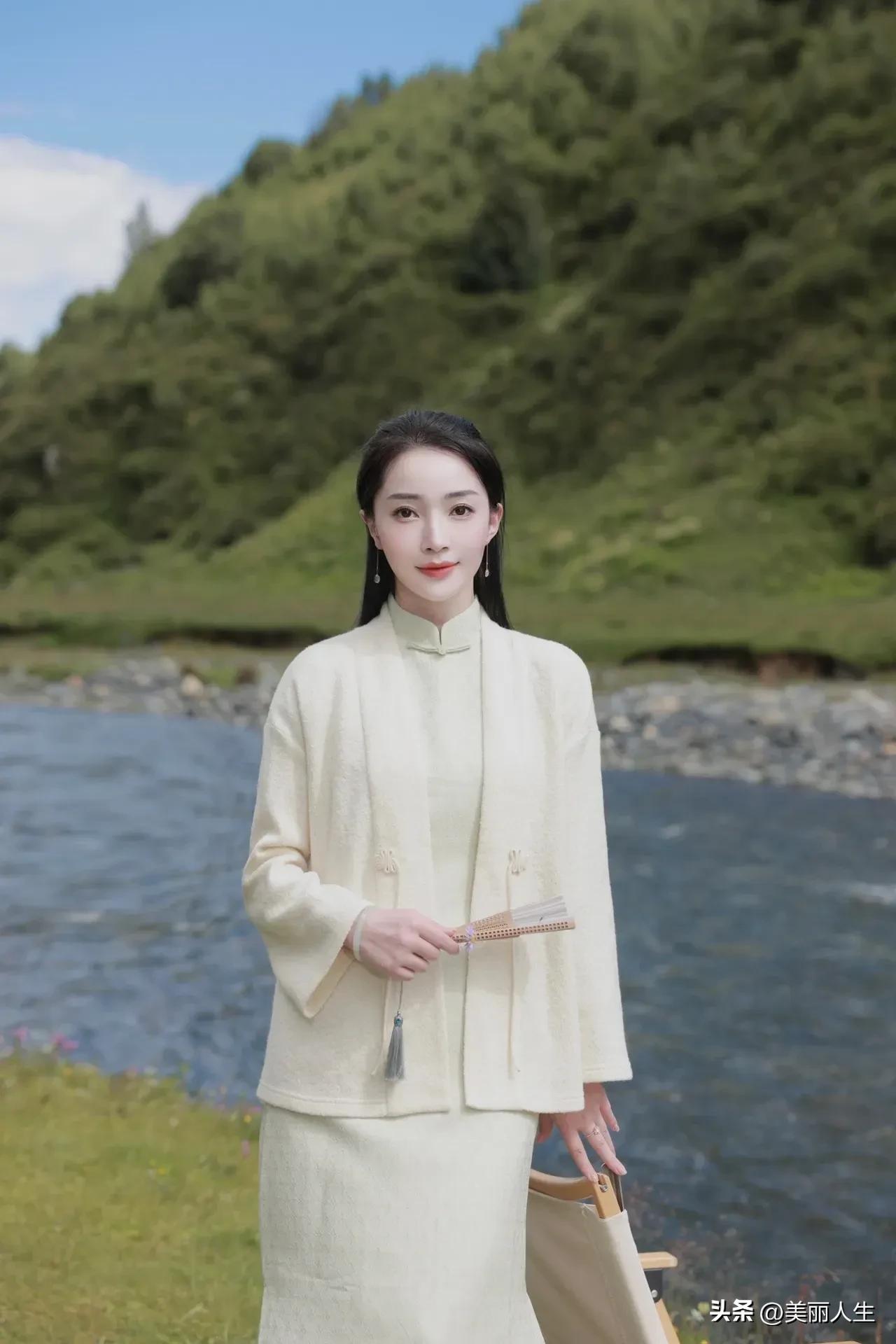 闯进神的自留地
喀纳斯的秋，是上帝打翻的调色盘🎨
湖水翡翠，林海鎏金，每一步都