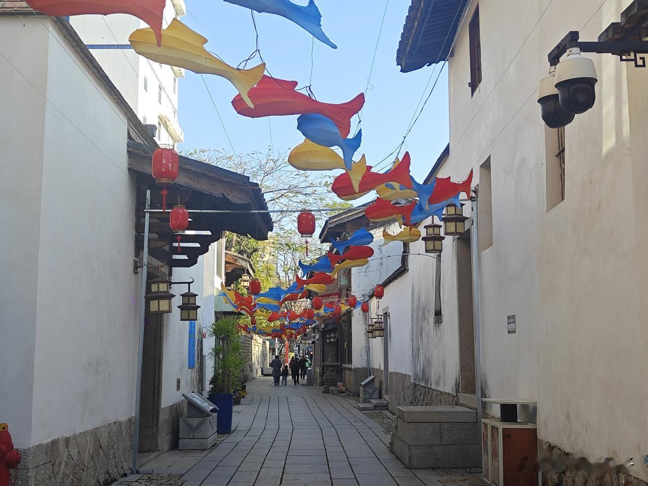 连江旧时称温麻，这里也有自己的三坊七巷——魁龙坊历史文化街区，青石板路蜿蜒曲折，