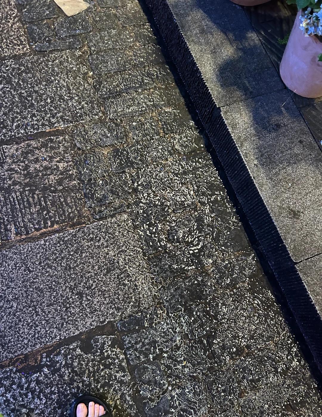 在深圳暴雨中收获膝盖以下全部湿透的好成绩
你也来试试吧！
	
已经拿出来为台风天