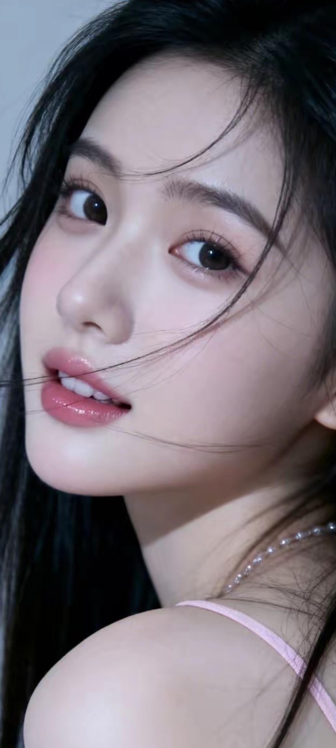 温柔甜美的少女，粉嫩的唇妆，梦幻的氛围