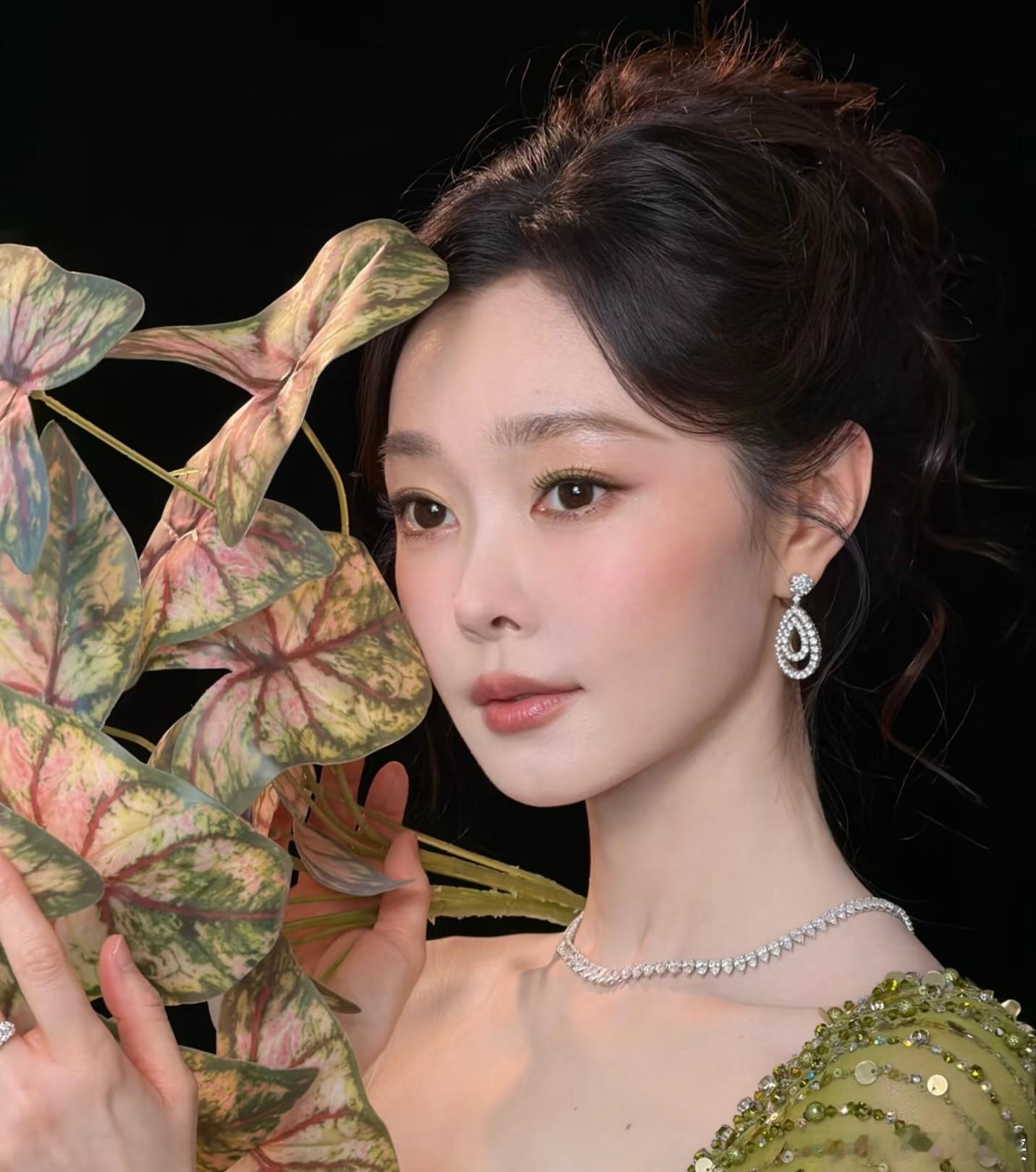 有人懂宋轶跟绿色的适配度嘛，有一种绿野仙踪既视感，美的很有生机 