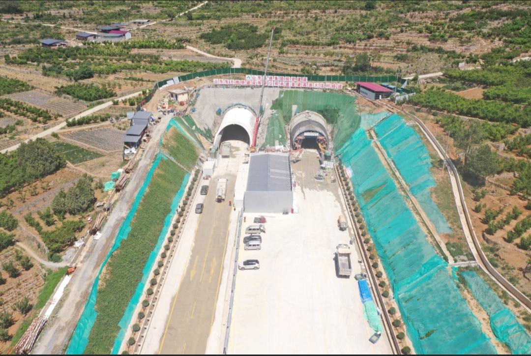 2月3日，随着最后一段岩体的成功破碎，董梁高速公路临沂段控制性工程——大洼村隧道