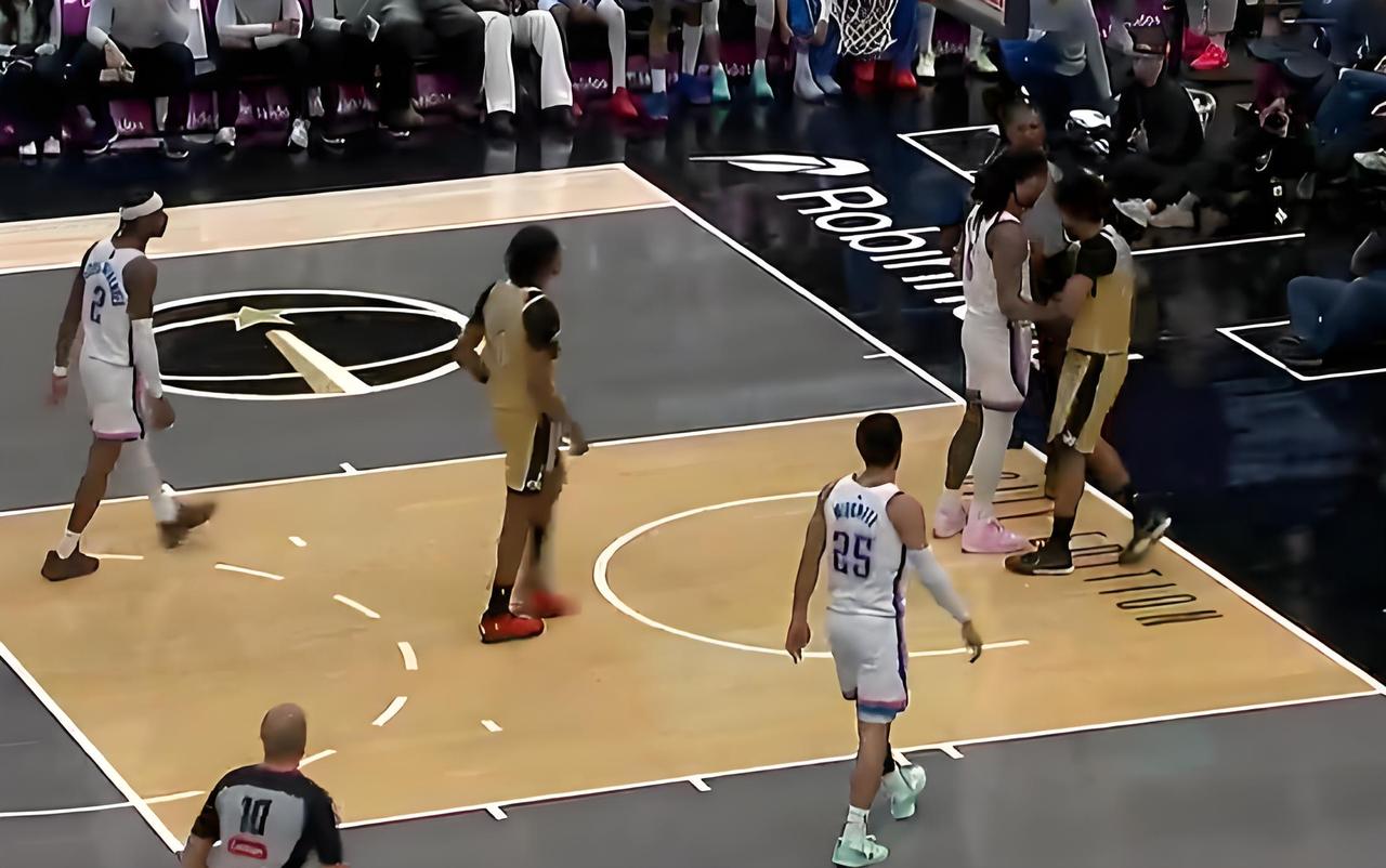 雷霆客战奇才两队爆发冲突，尚帕尼掌掴米切尔，四人遭到驱逐。

今天凌晨进行的一场