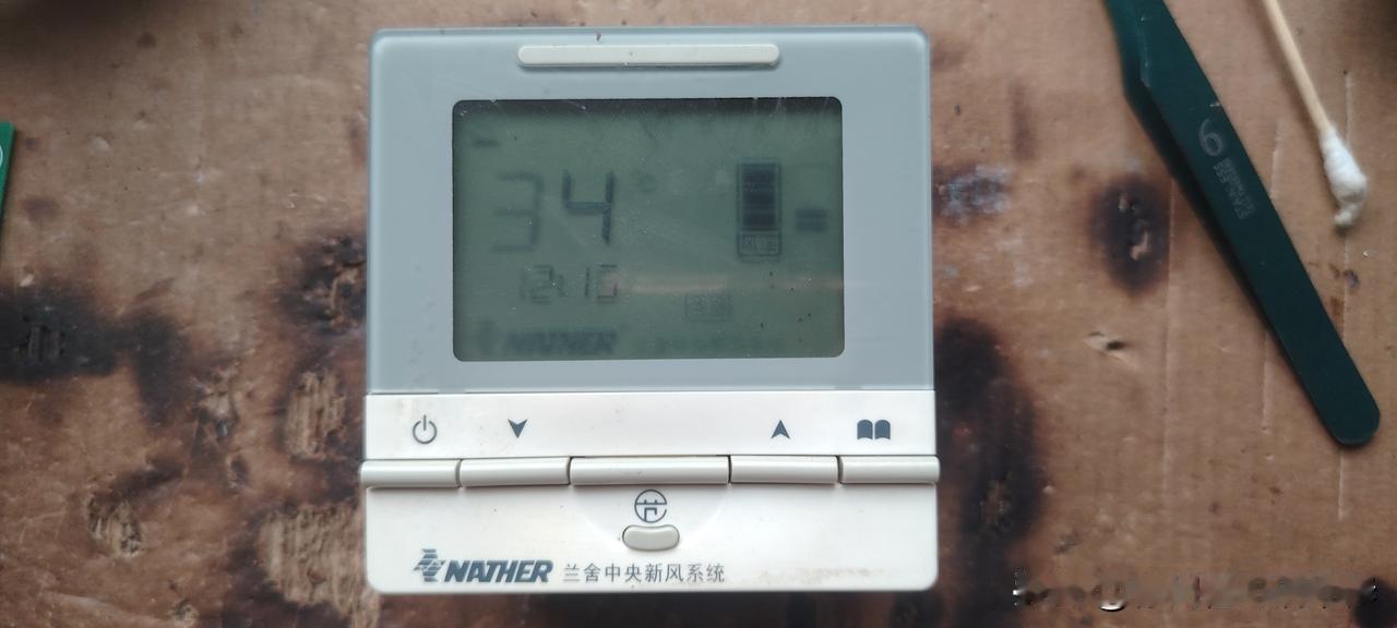 昨天修了四块新风面板，都是通电不显示。其中两块尽管品牌不一样，但是结构是相同的，