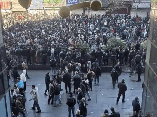 国际大事，最近伊朗发生了全国性的暴动，据可靠消息称是大漂亮和小蚂蚁搞的鬼，他们派