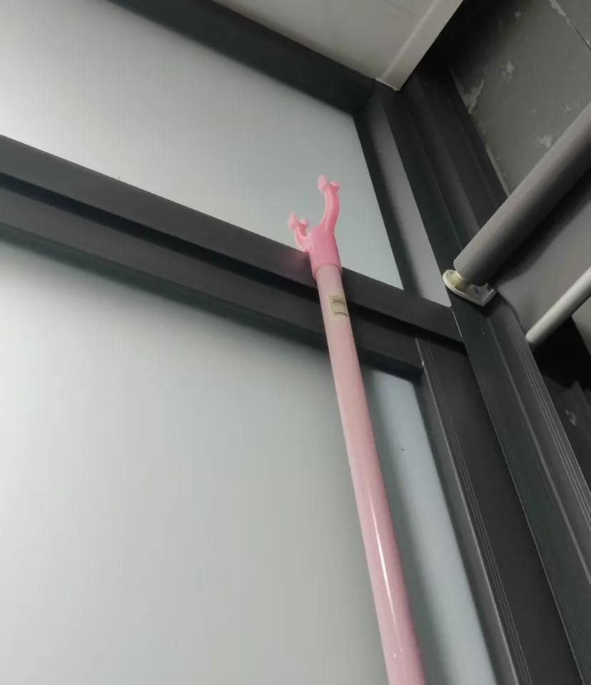 原来这个钩子是这样用的!!
直到搬家看到新阳台挂着晾衣杆才知道这个晾衣杆的
钩子