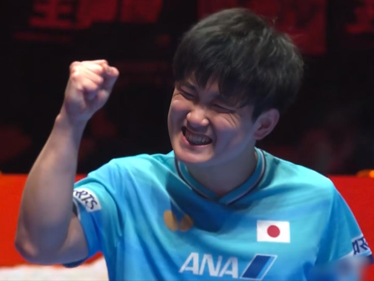 张本智和赢球后向教练握拳示意，这可爱的一面被摄像机记录下来！

似乎在说：我又一