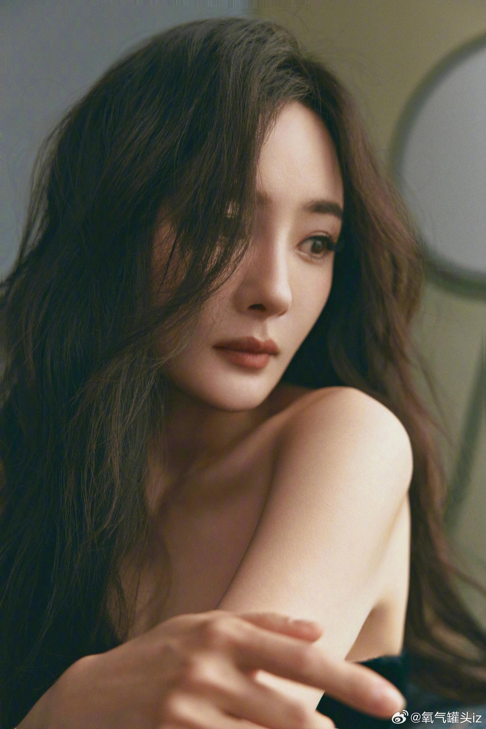 娱乐明星杨幂一袭黑色丝绒裙，婀娜温婉，香肩迷人 ​​​