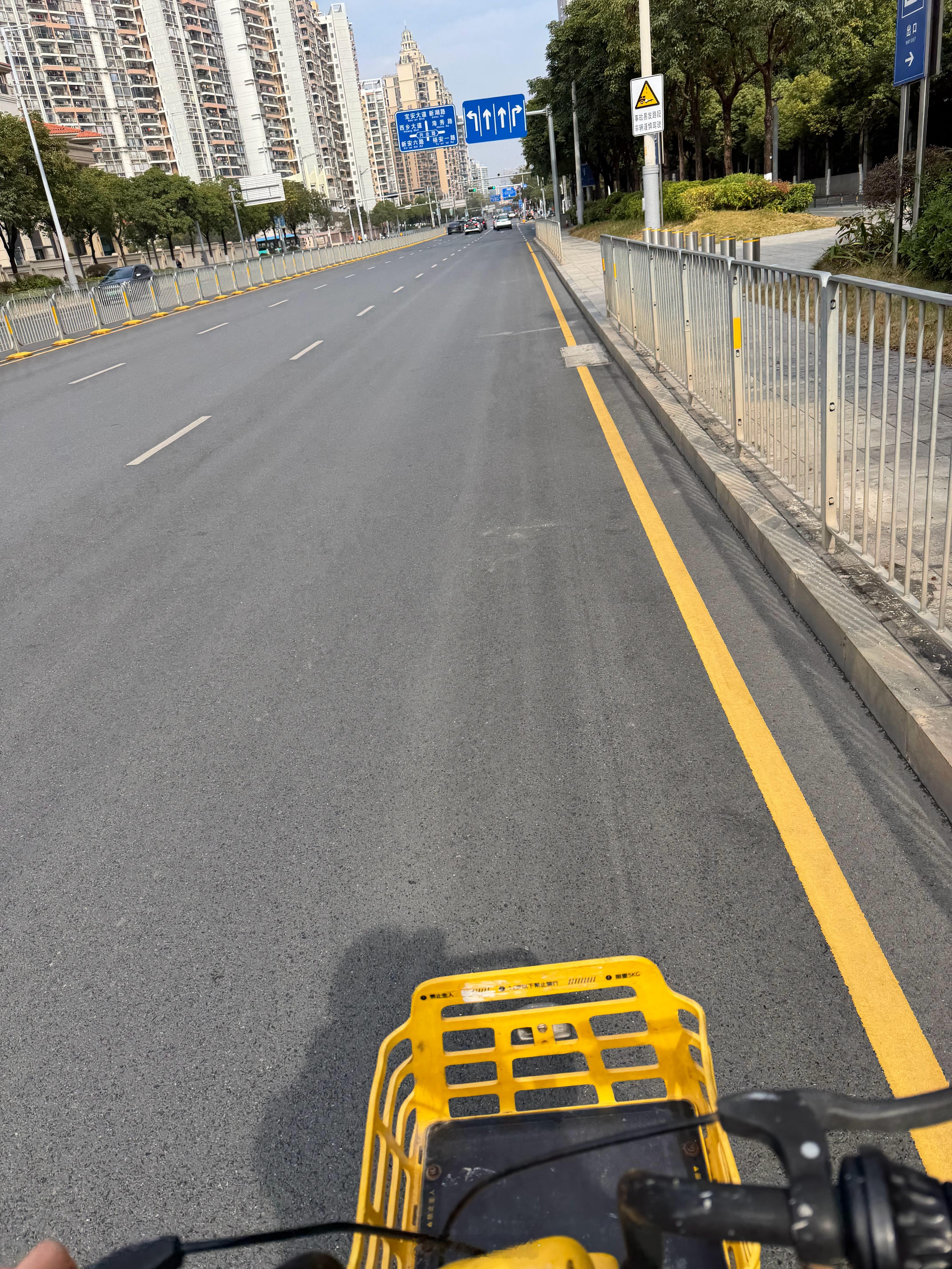 洗车真的是一件还蛮解压的事儿，里里外外洗完，上好牌，停好车，继续骑单车挤地铁了 