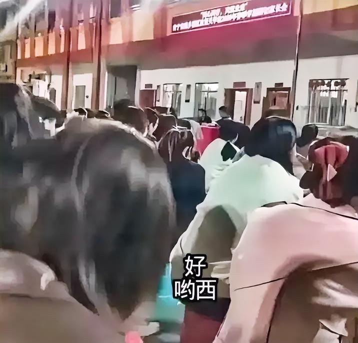 南宁一张姓校长，在家长会上说出“呦西”，引发全场安静，视频上传后，迅速热议。
