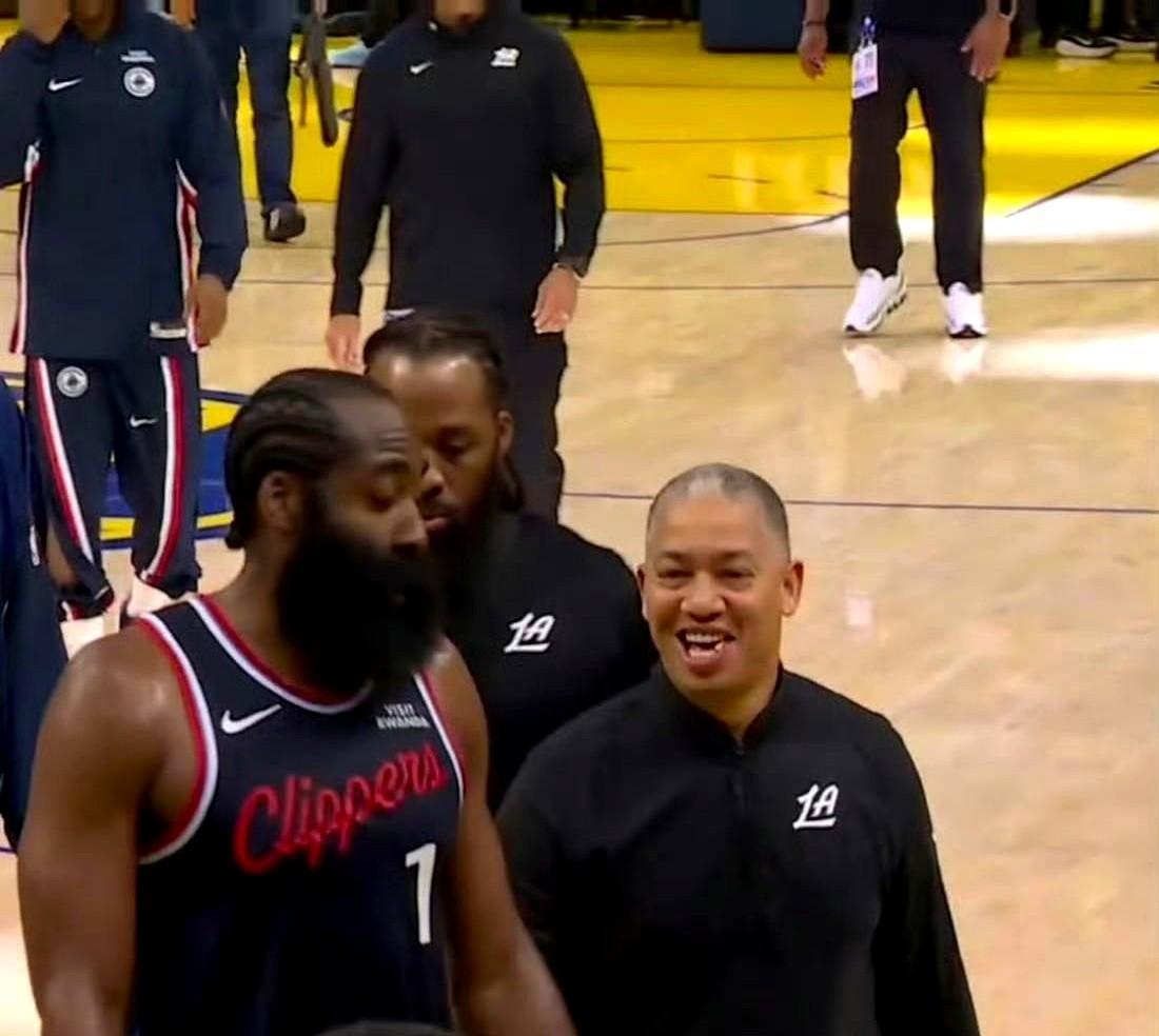 哈登半夜两点还在练投，手腕裹着冰袋，一个空位都没浪费。
八投八中，不是运气，是熬