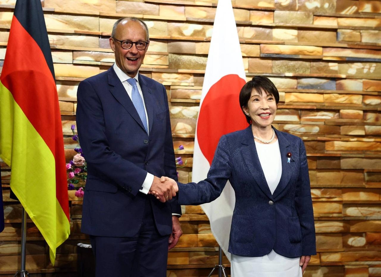 与法国合造下一代战斗机的计划刚刚告吹，德国总理默茨就把目光投向了日本。
10月2