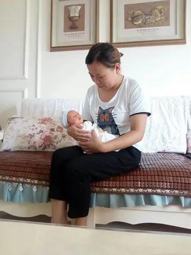 我给儿媳妇请了一个月嫂，月薪15000元。她在我家干了26天结清了工资。月嫂走后
