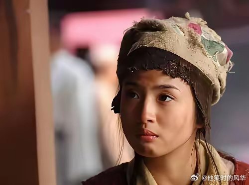《射雕英雄传》中，黄蓉第一次出场的时候是扮成了乞丐的样子，看看这几个版本的乞丐妆