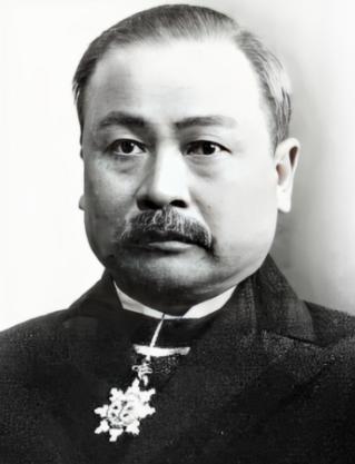 1982年，铁道部决定为詹天佑迁坟，未曾想，在挖开詹天佑墓的瞬间，竟看到棺木里流