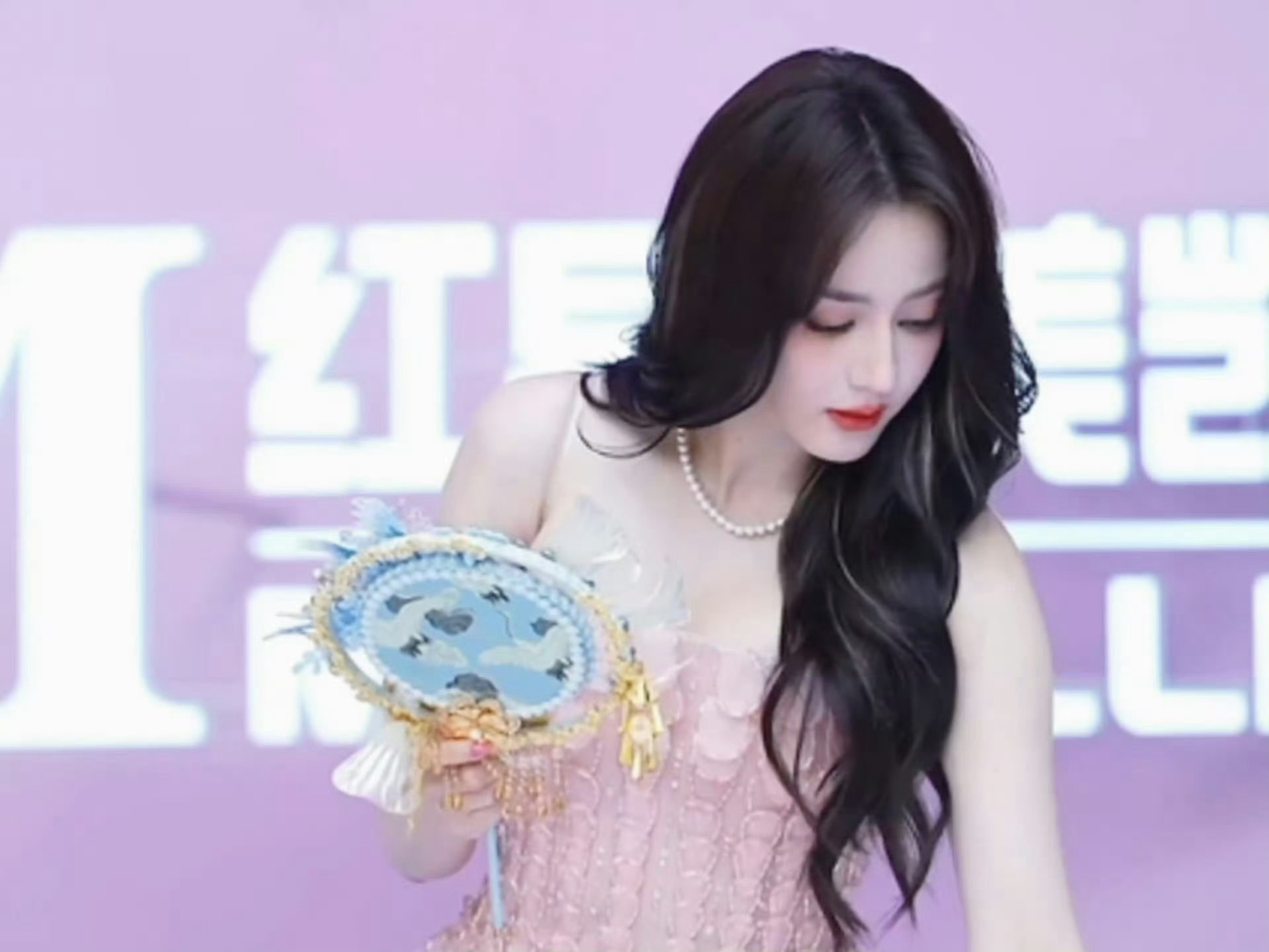 迪丽热巴今日线下活动礼服迪丽热巴今日线下是公主吧淡粉色立体花瓣礼服精致华丽，搭配