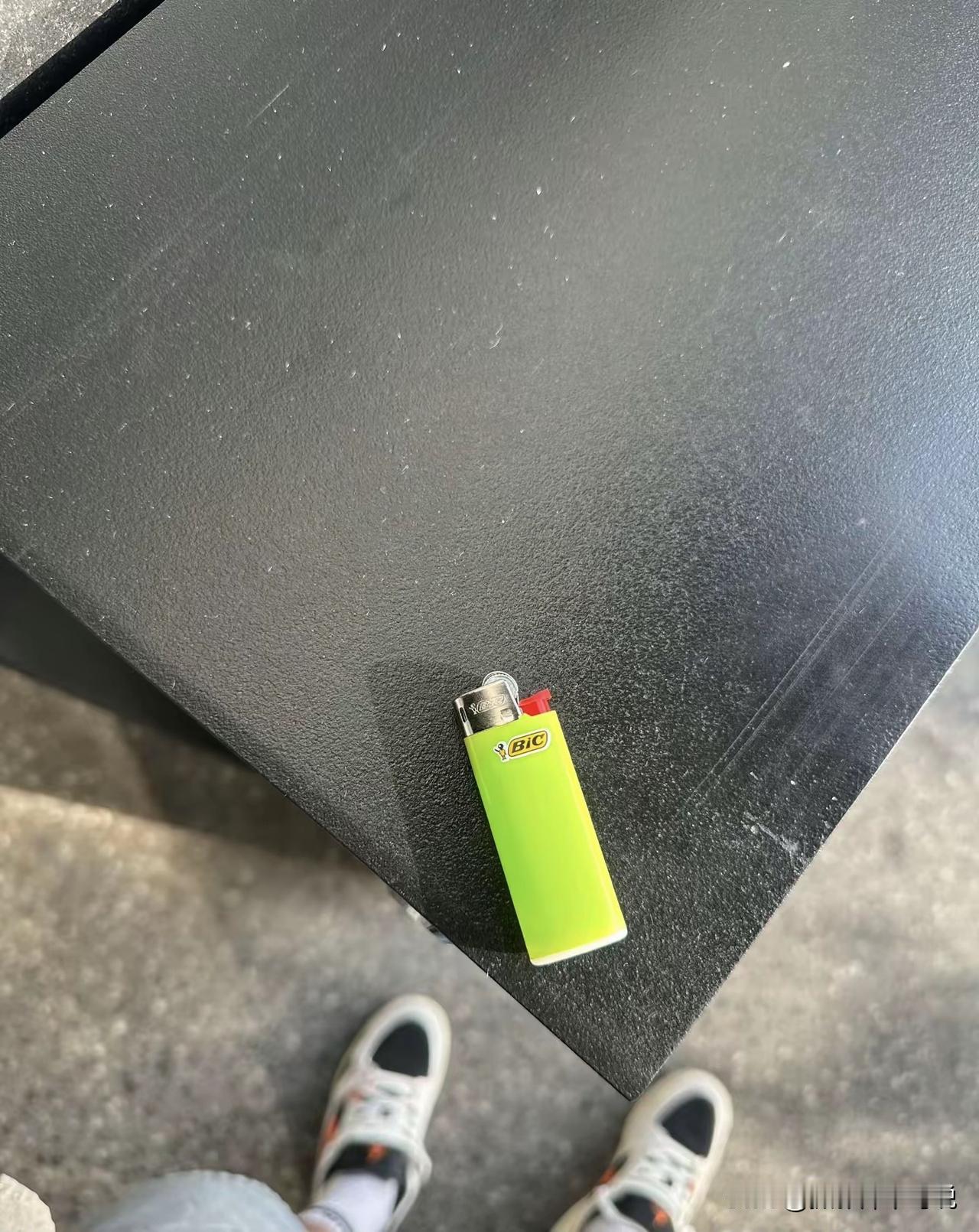 这次轮到法国产的一次性打火机被玩儿坏了，这事儿起因于一位题主在某蓝白App上提出