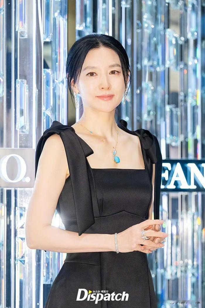 54岁的李英爱生图曝光，面部紧致没什么皱纹，可看着却很疲惫。在出席活动时，她穿黑