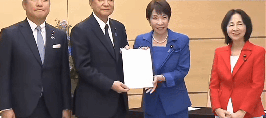 不仅高市早苗，85岁麻生太郎身体也不行了，疑似穿纸尿裤出席活动

高市早苗上周出