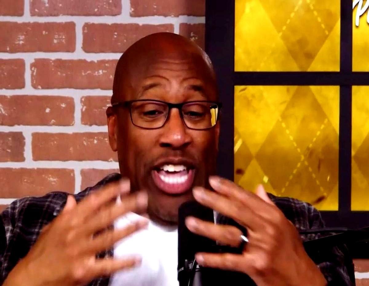 暂停时，主教练布朗指着布伦森的鼻子骂，甚至把他当教练的爹也捎上了。

布伦森当场