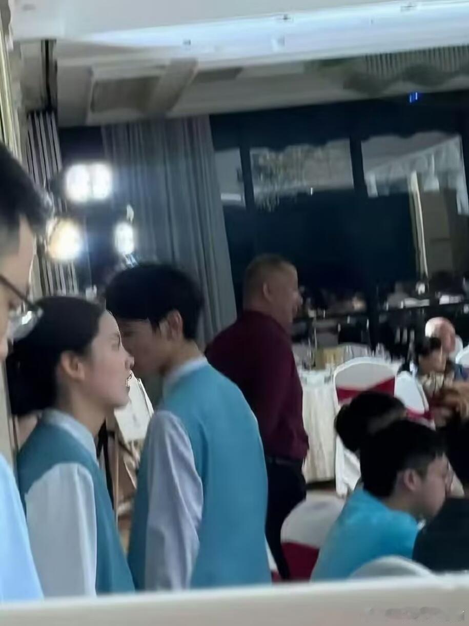 谁能想到她曾是餐厅服务员当年在餐厅端盘子的服务员杨超越，后来蜕变成闪耀的大明星?