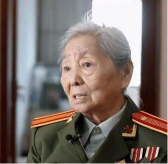 [浮云]1979年，我国女翻译刘禄曾在美国访问期间，突然发现一名美国男子一直盯着