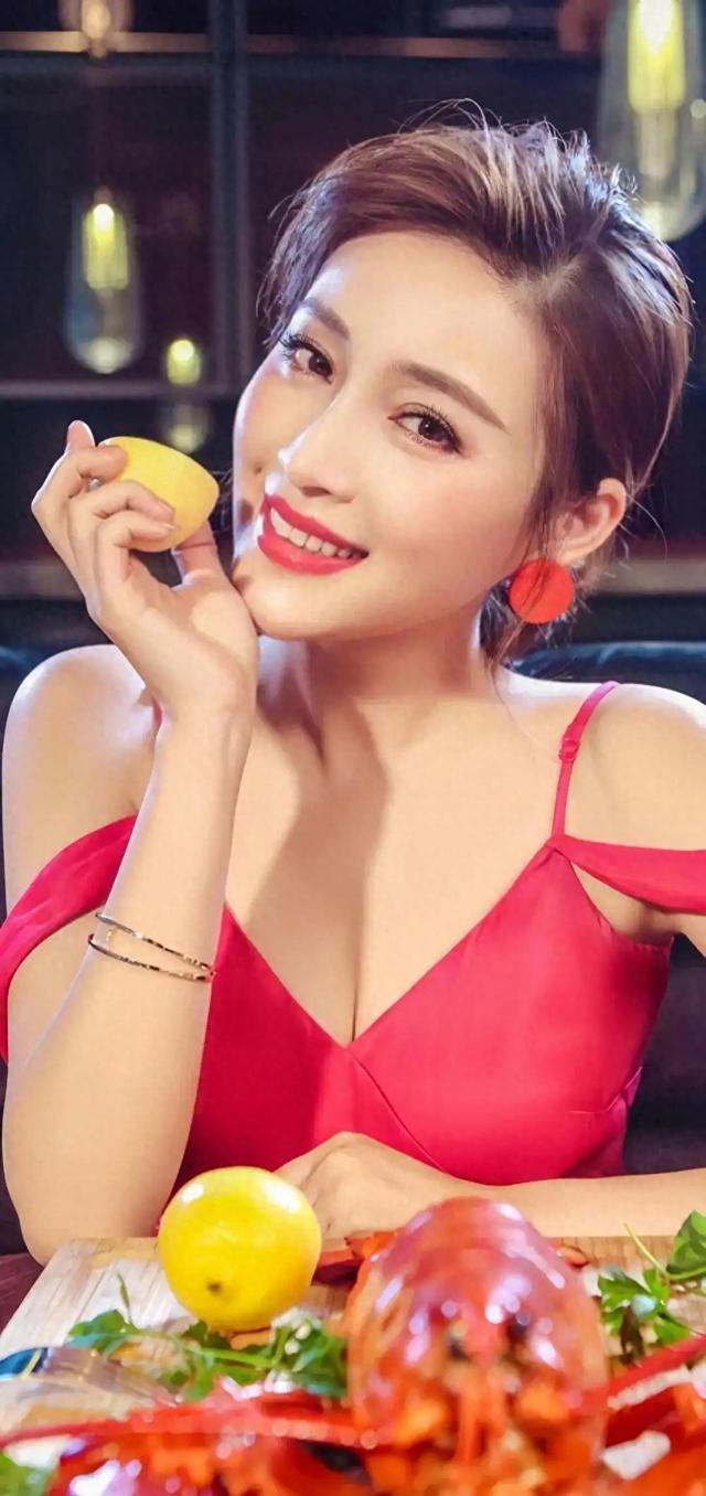 “潘金莲”甘婷婷写真出圈，火辣身材太吸睛
 
提起甘婷婷，很多人第一印象就是经典