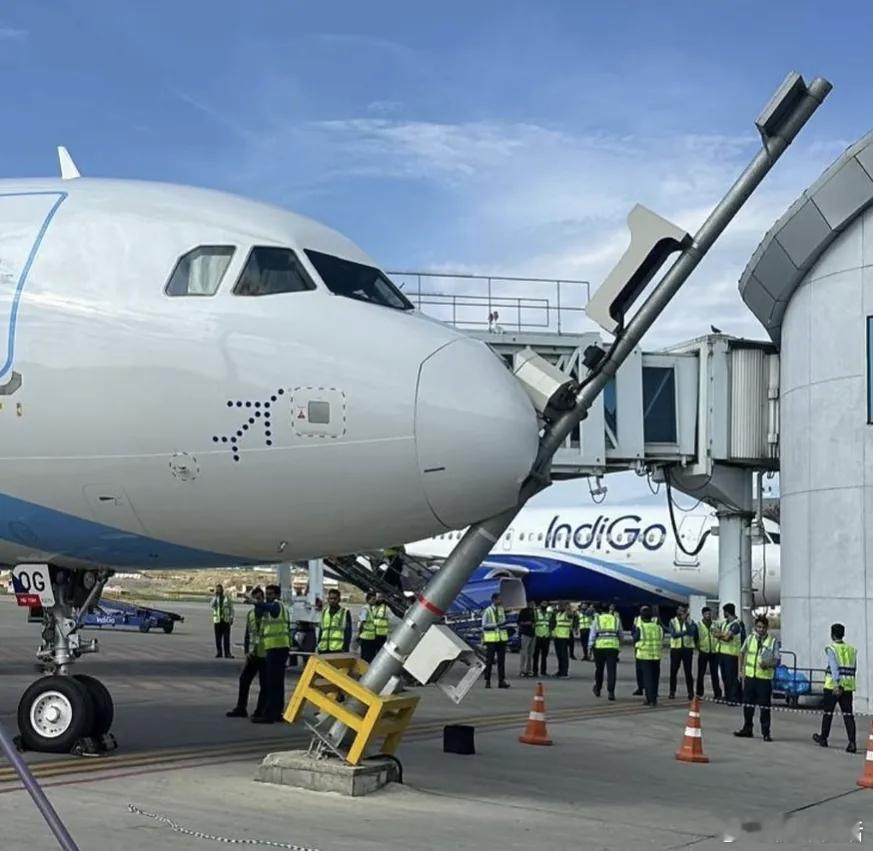 印度靛蓝航空（IndiGo）一架空客A321客机，滑入机位时，撞上前面的设备立杆