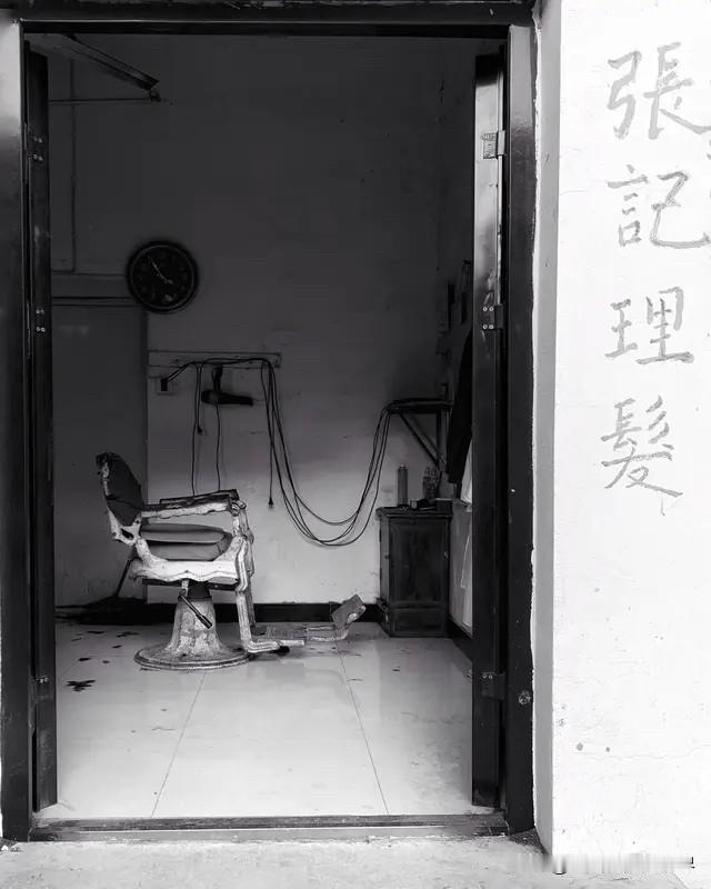 张师傅理了一辈子发，在沁园路同一个巷子里，对着同一面镜子。有一天他关门歇业，坐火