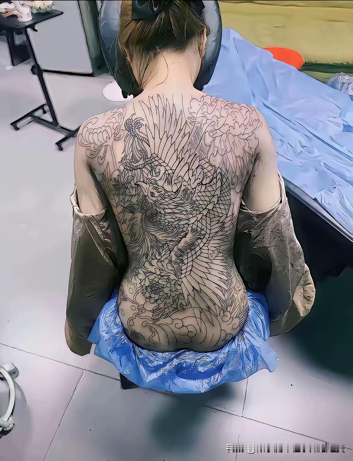 龙凤呈祥？
这大花背，从肩头到屁股沟，本挺美挺神秘的女人背，竟然雕刻成这样，如此